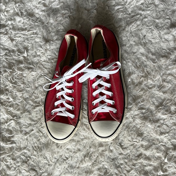Red converse - Picture 1 of 4